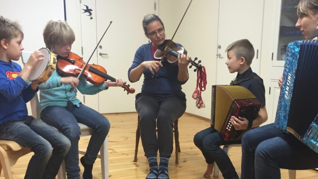 &Otilde;petaja ja tema aegruum p&auml;rimusmuusikas.
Kohtumine Tuulikki Bartosiki ja Krista Sildojaga