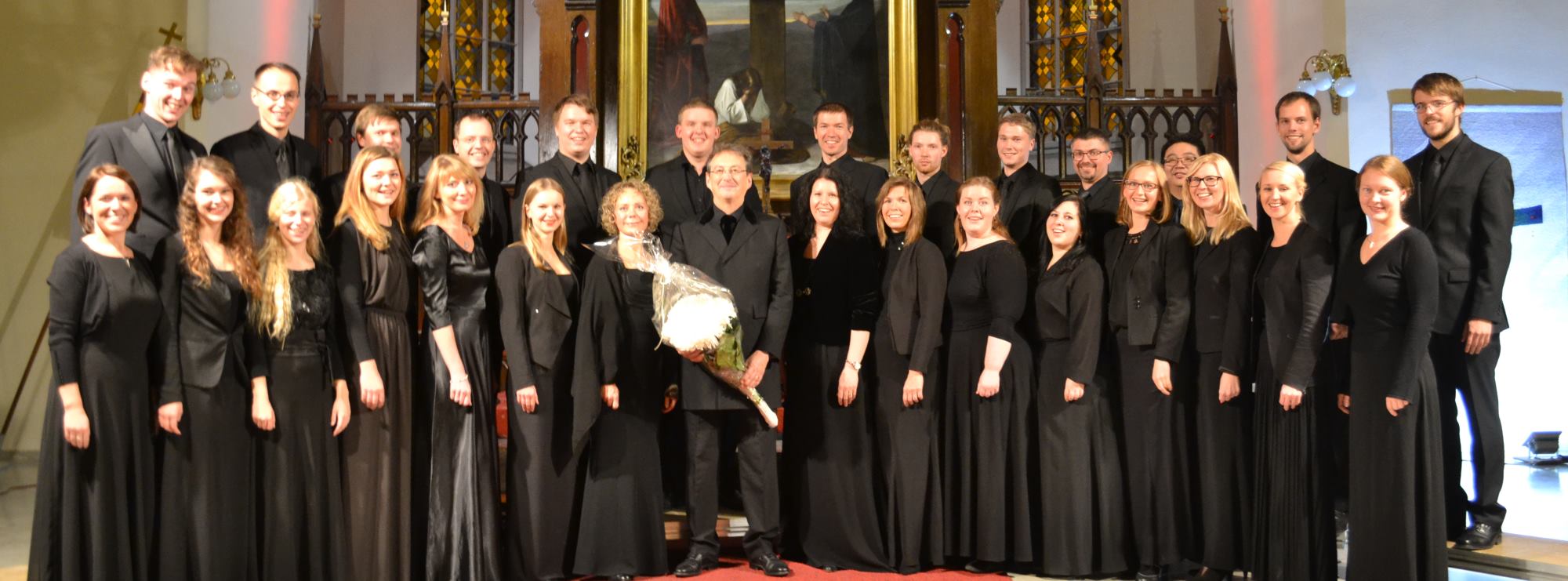 Voces Musicales ja dirigent Peter Phillips pärast kontserti Tallinna Jaani kirikus. FOTO ANDREAS VÄLJAMÄE