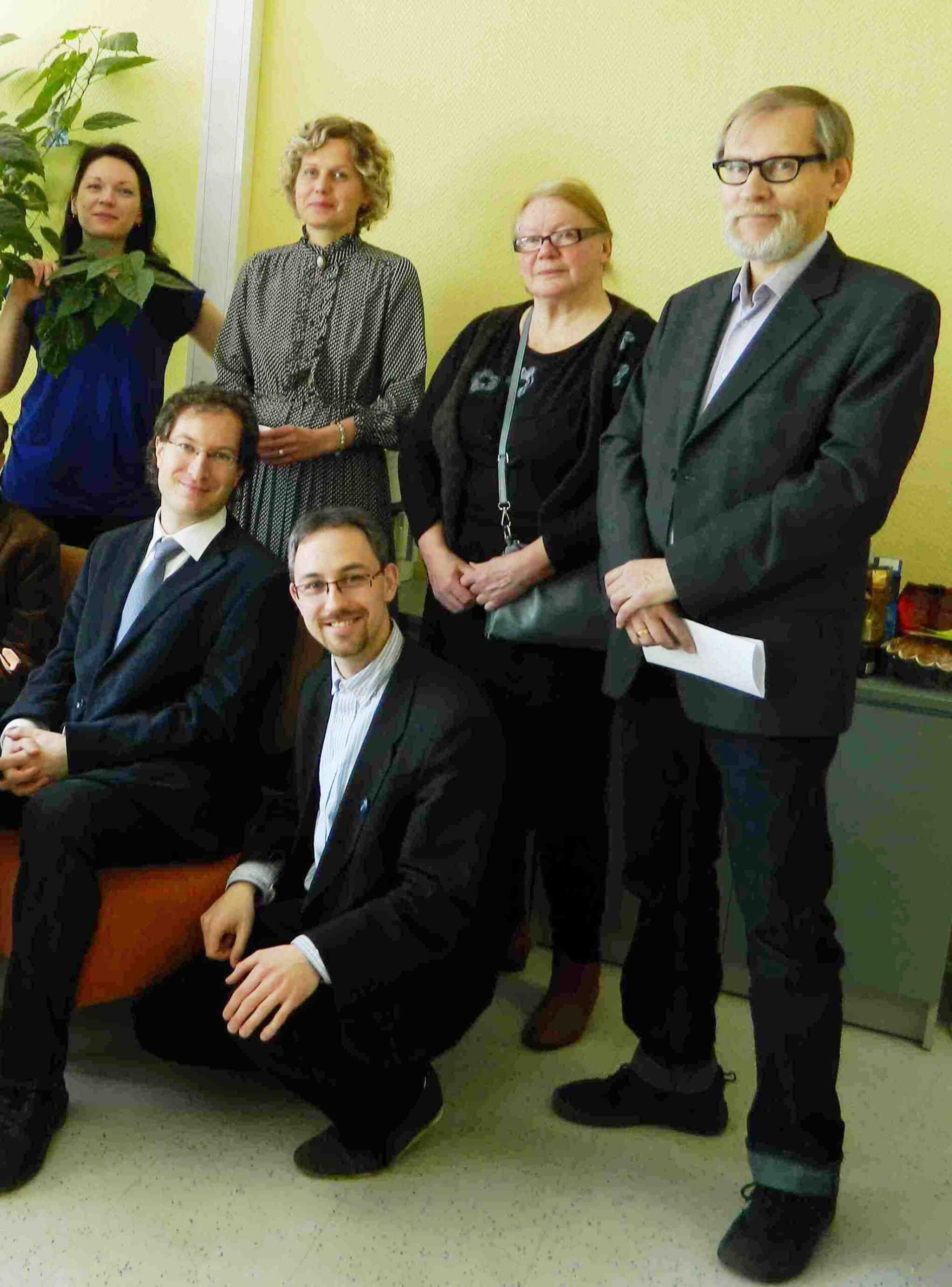 Maris Valk-Falk (keskel) TLÜs sümpoosionil.