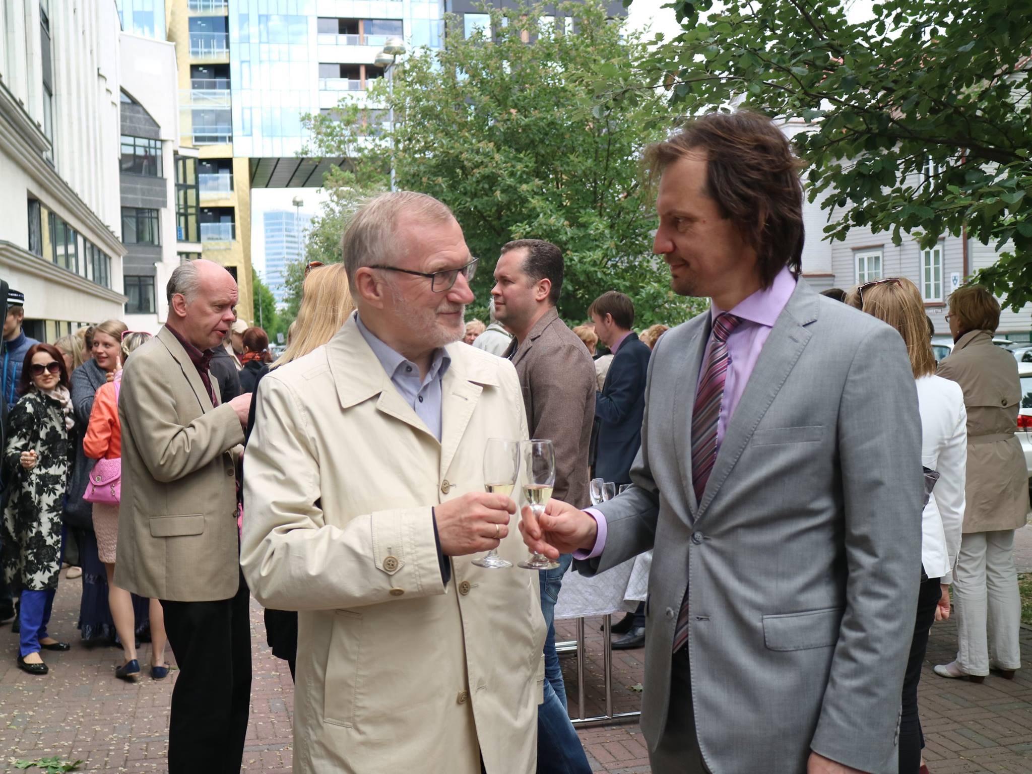 Rektor Peep Lassmann (vasakul) ja kultuuriminister Indrek Saar otsuse tegemise päeval koos muusikutega EMTA õuel. FOTO EMTA