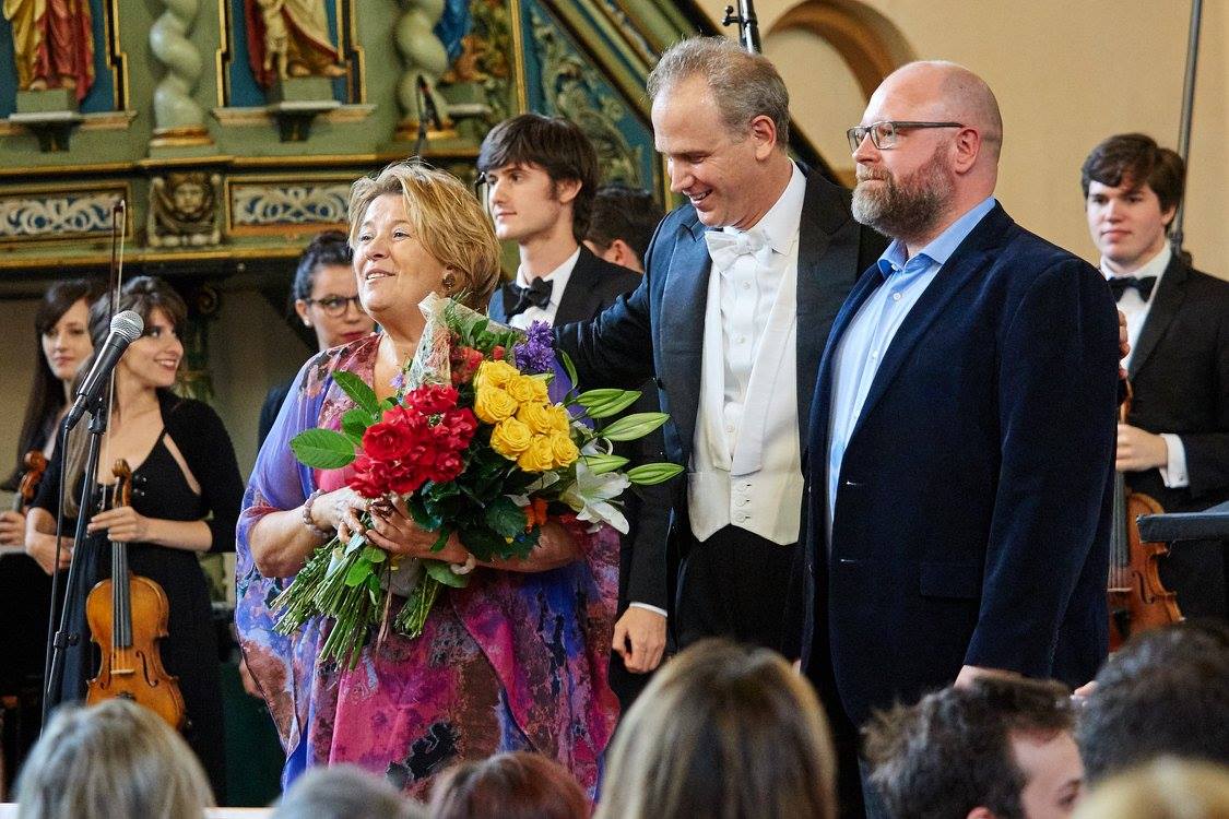 Helilooja Jüri Reinvere, dirigent Carlos Miguel Prieto ja solist Pille Lill pärast esiettekannet. FOTO TAIMO TAMMIK