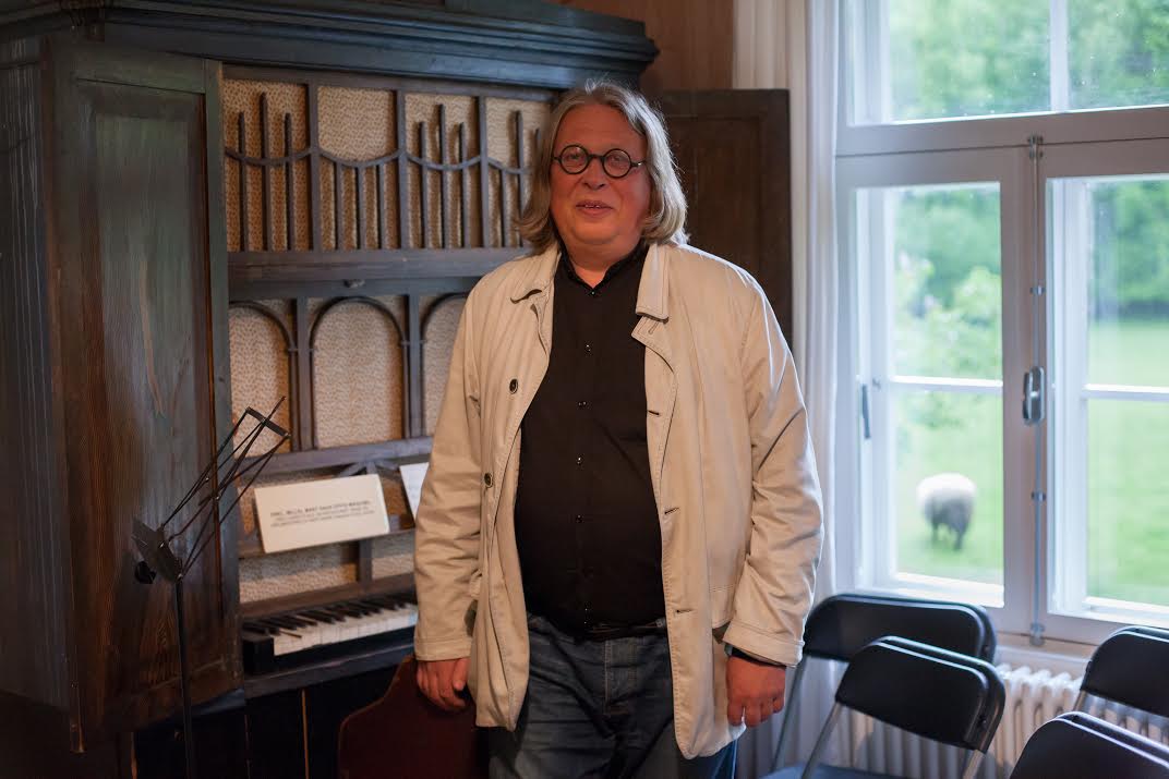 Andres Uibo Hüpassaares, ninal Mart Saare prillid. FOTO JAANUS SIIM