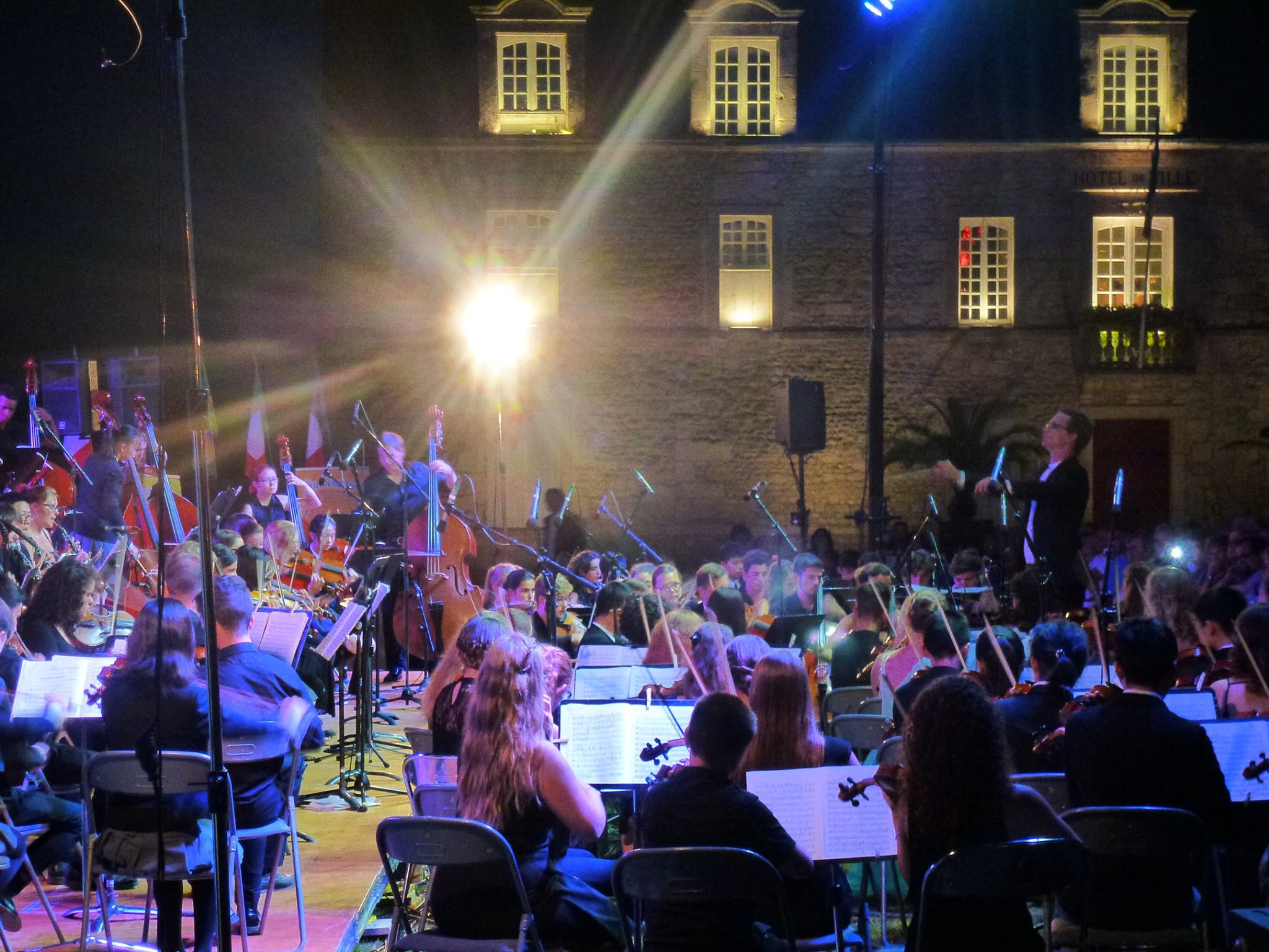 Otsa kooli sümfooniaorkester esinemas Pariisis. Dirigent Kaspar Mänd