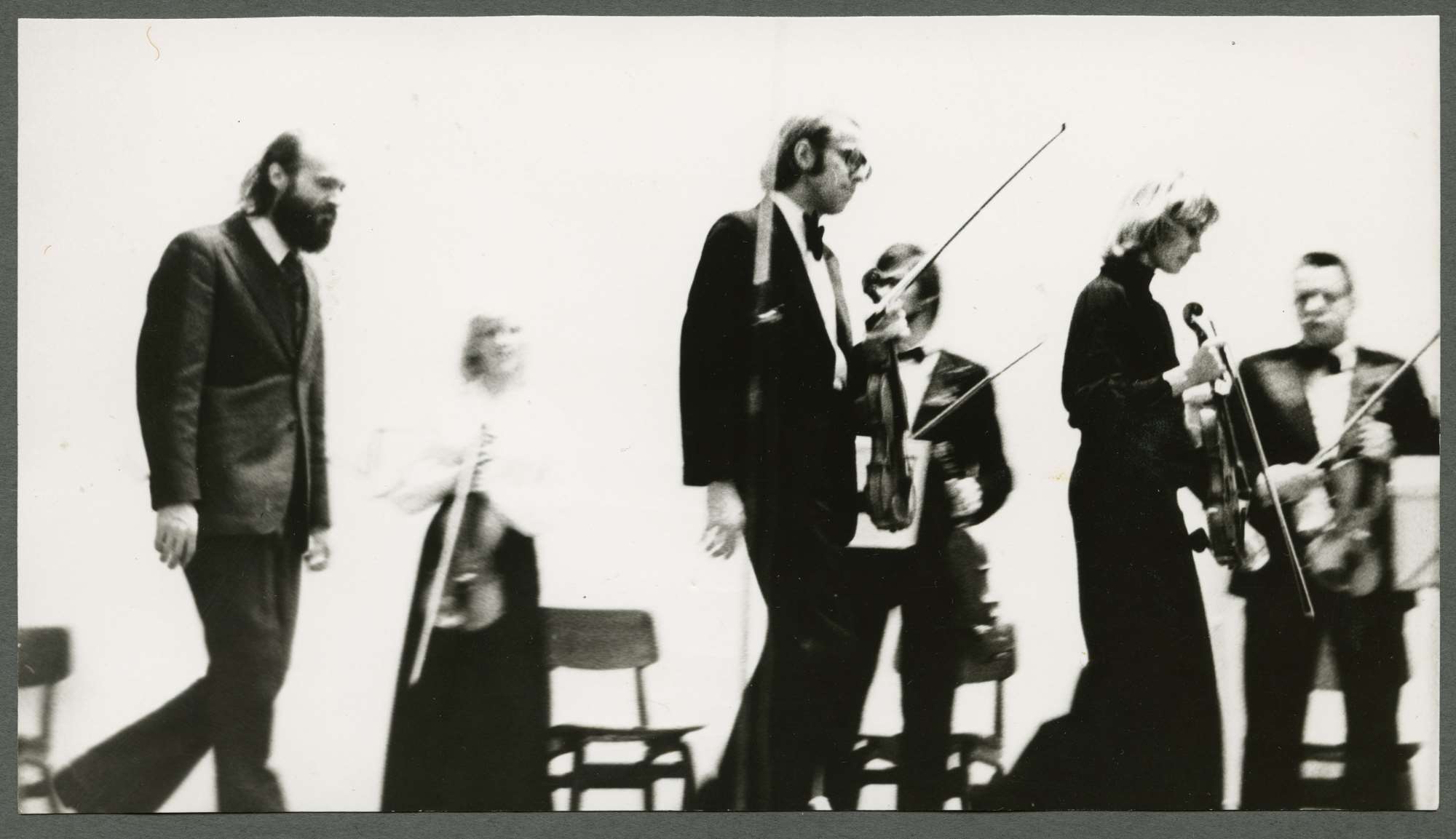 Arvo Pärt, Gidon Kremer ja Tatjana Grindenko 1977. aasta 30. septembril TPI aulas Estonia teatri kammerorkestri ees. FOTO ETMMI KOGUST