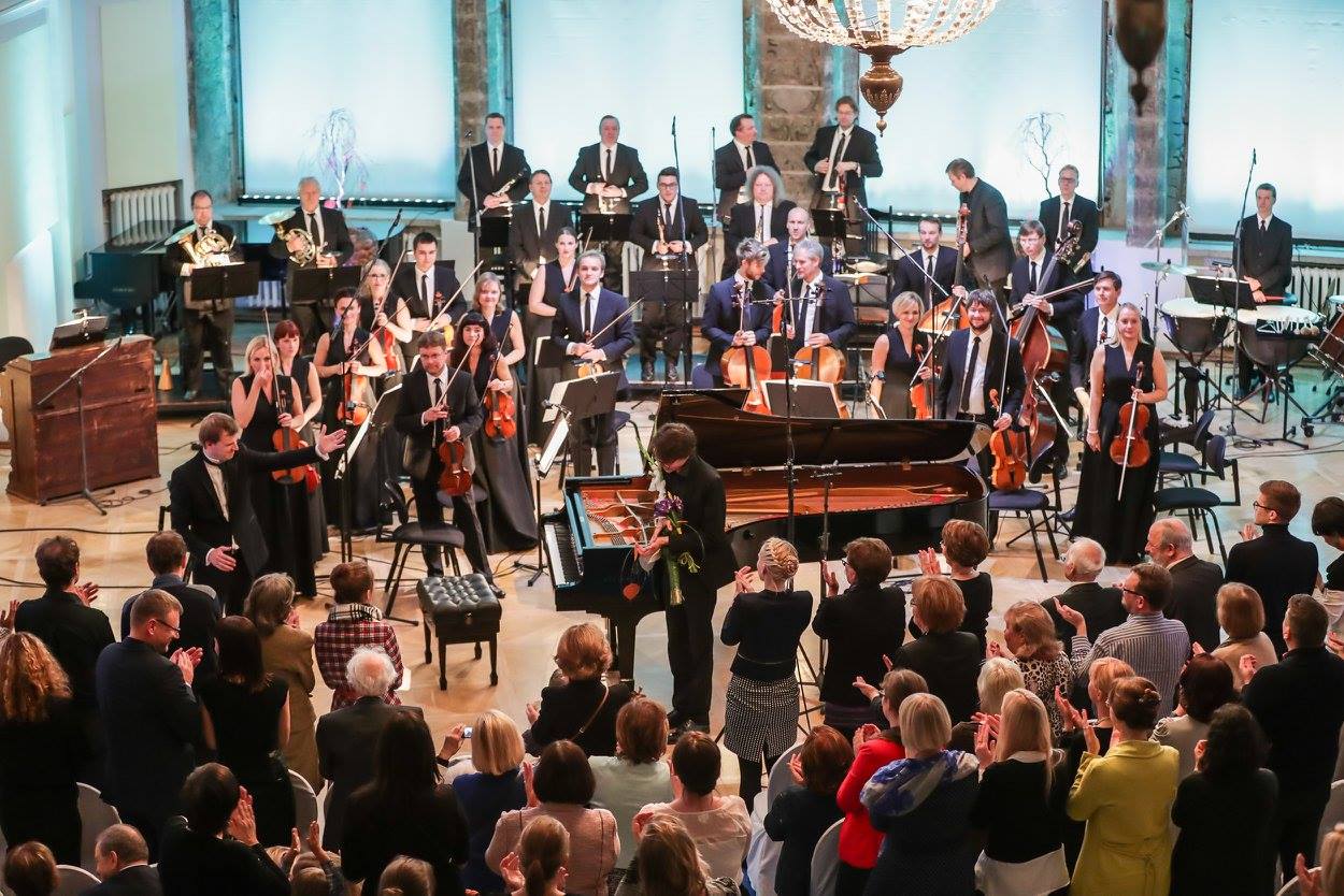 Hetk avakontserdilt “Mozart ja Mahler”. Aplaus TKOle, dirigent Risto Joostile ja solist Lucas Debargue’ile. FOTO ERLEND ŠTAUB / TALLINNA FILHARMOONIA