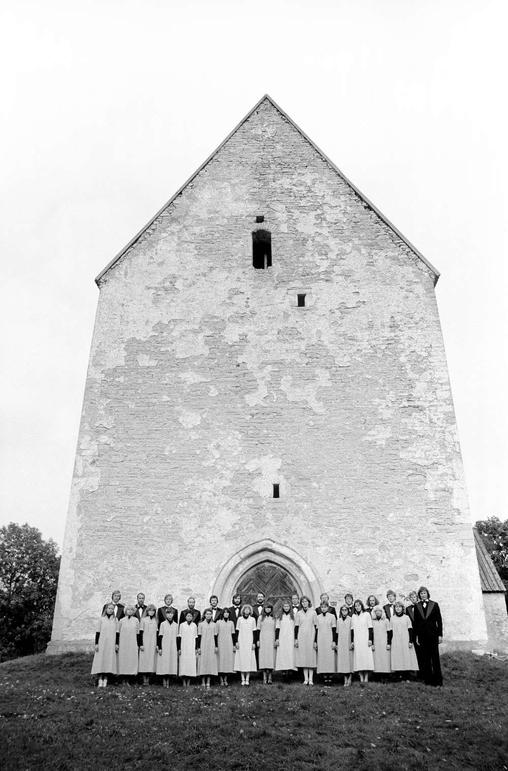 Vastsündinud Eesti Filharmoonia kammerkoor 1981. aastal Muhu kiriku ees. FOTO TÕNU TORMIS