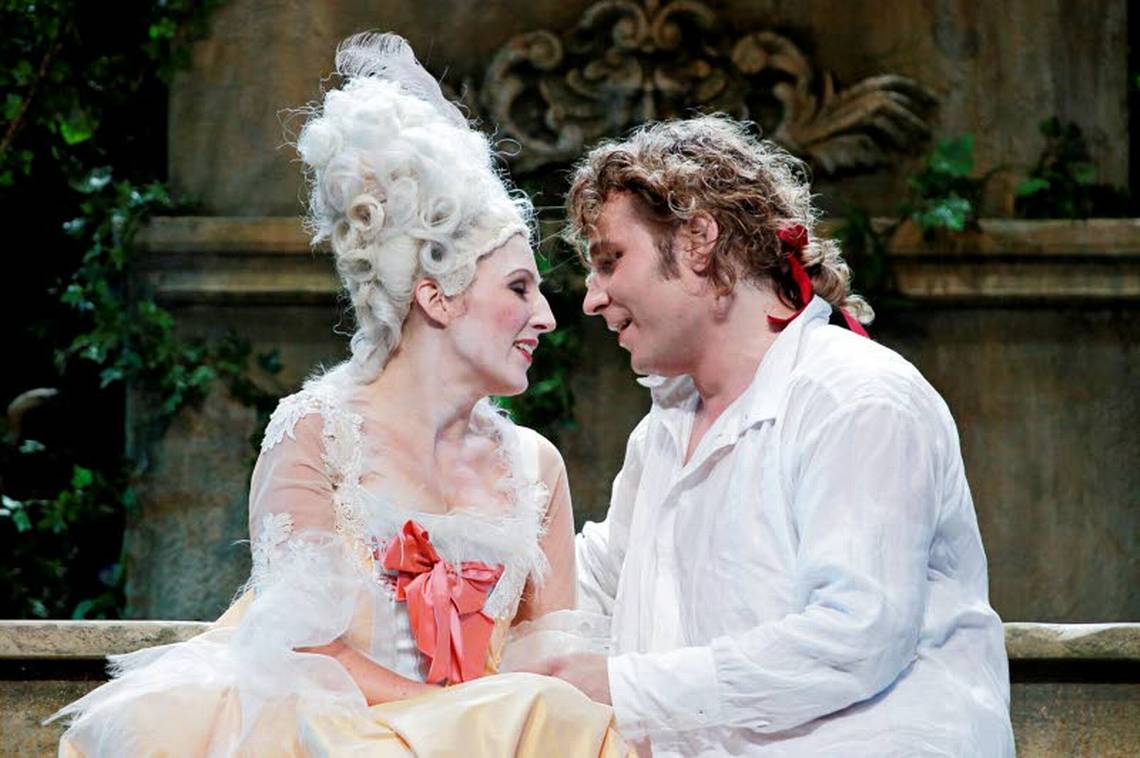 Hanna Rantala (Susanna) ja Jussi Merikanto (Figaro) Erika Turuneni luksuslikult mõjuvates kostüümides. FOTO SOOME RAHVUSOOPER