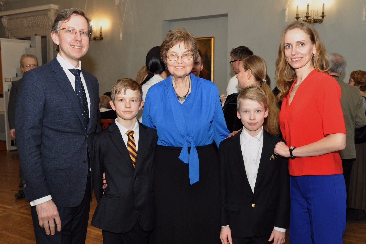 Juubilar Maigi Pakri koos Laulude perekonnaga. FOTOMEISTER