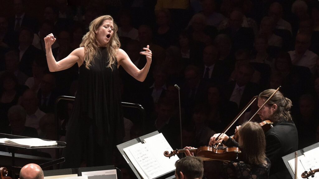 D&uuml;naamiline Barbara Hannigan