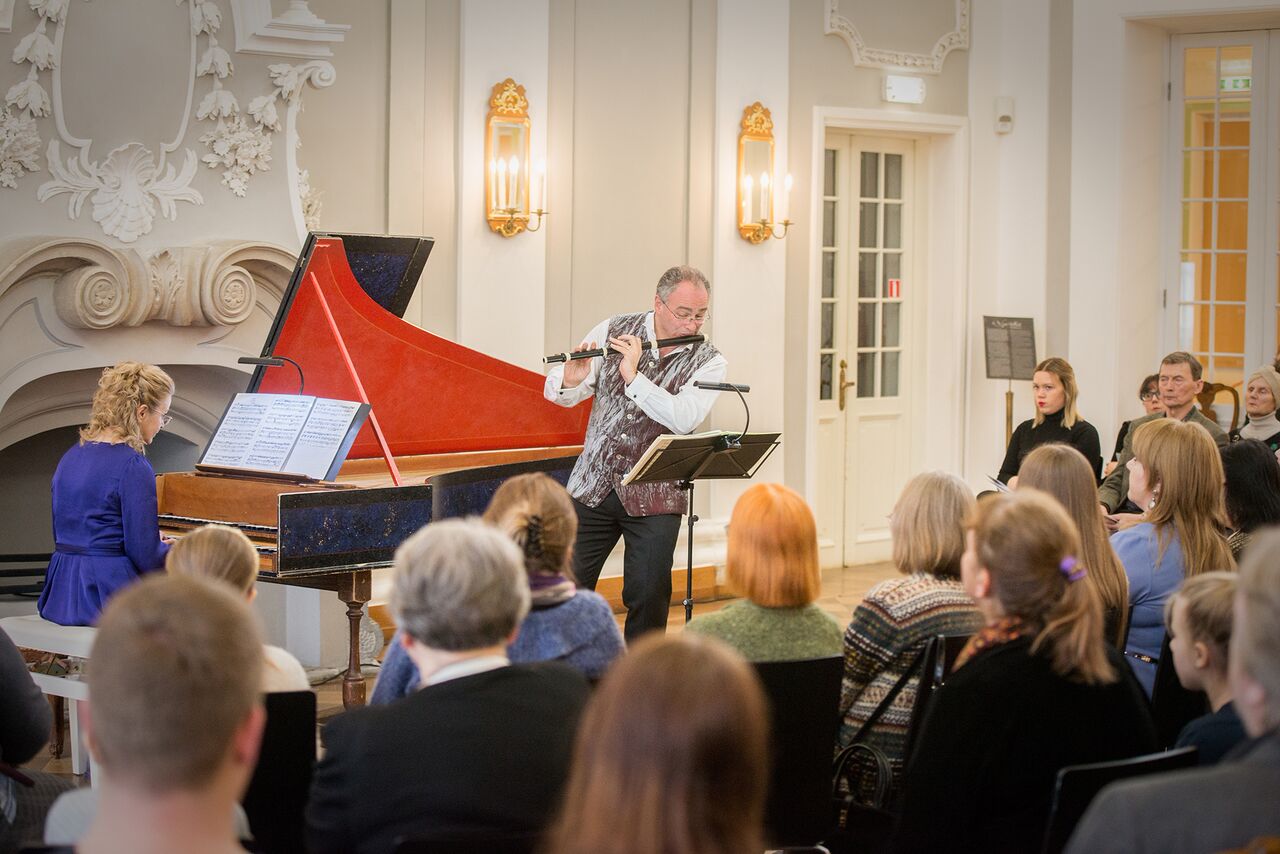 Ereda kontserdi andis “Cecilianal” flöödimängija ja vanamuusikaansambli Florilegium eestvedaja Ashley Solomon koos Imbi Tarumiga (klavessiin). FOTO RENE JAKOBSON.