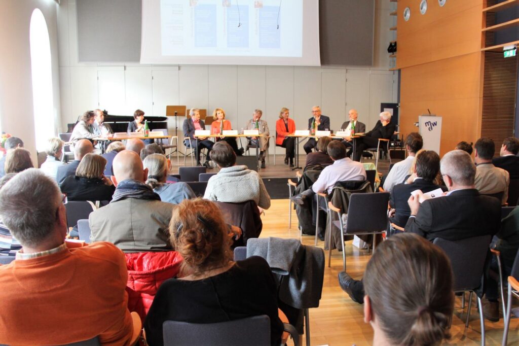 Eesti muusikakoolid &uuml;le-euroopalises kooliv&otilde;rgustikus.
Intervjuu EMU presiidiumi liikme Silja Aaviku