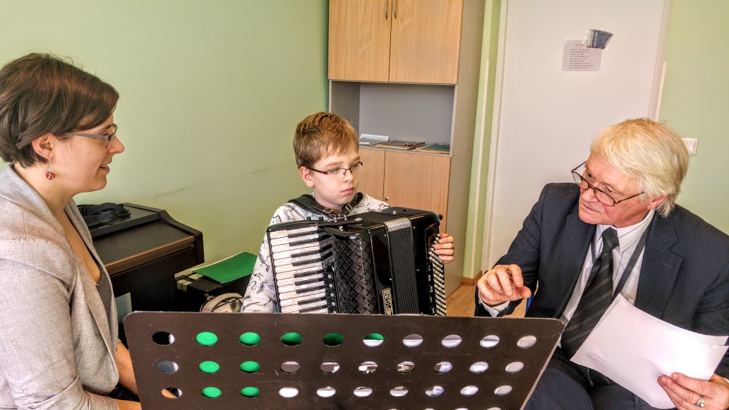 Alo Põldmäe koos õpilase Mati Ledenjovi ja õpetaja Aivi Tilgaga.