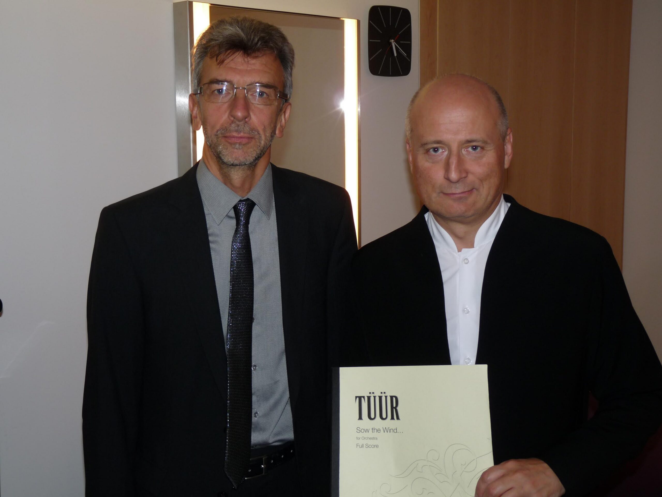 Erkki-Sven Tüür ja Paavo Järvi 20. septembril 2015 pärast “Sow the Wind …” esiettekannet Pariisi filharmoonias. FOTO STEFAN CONRAD