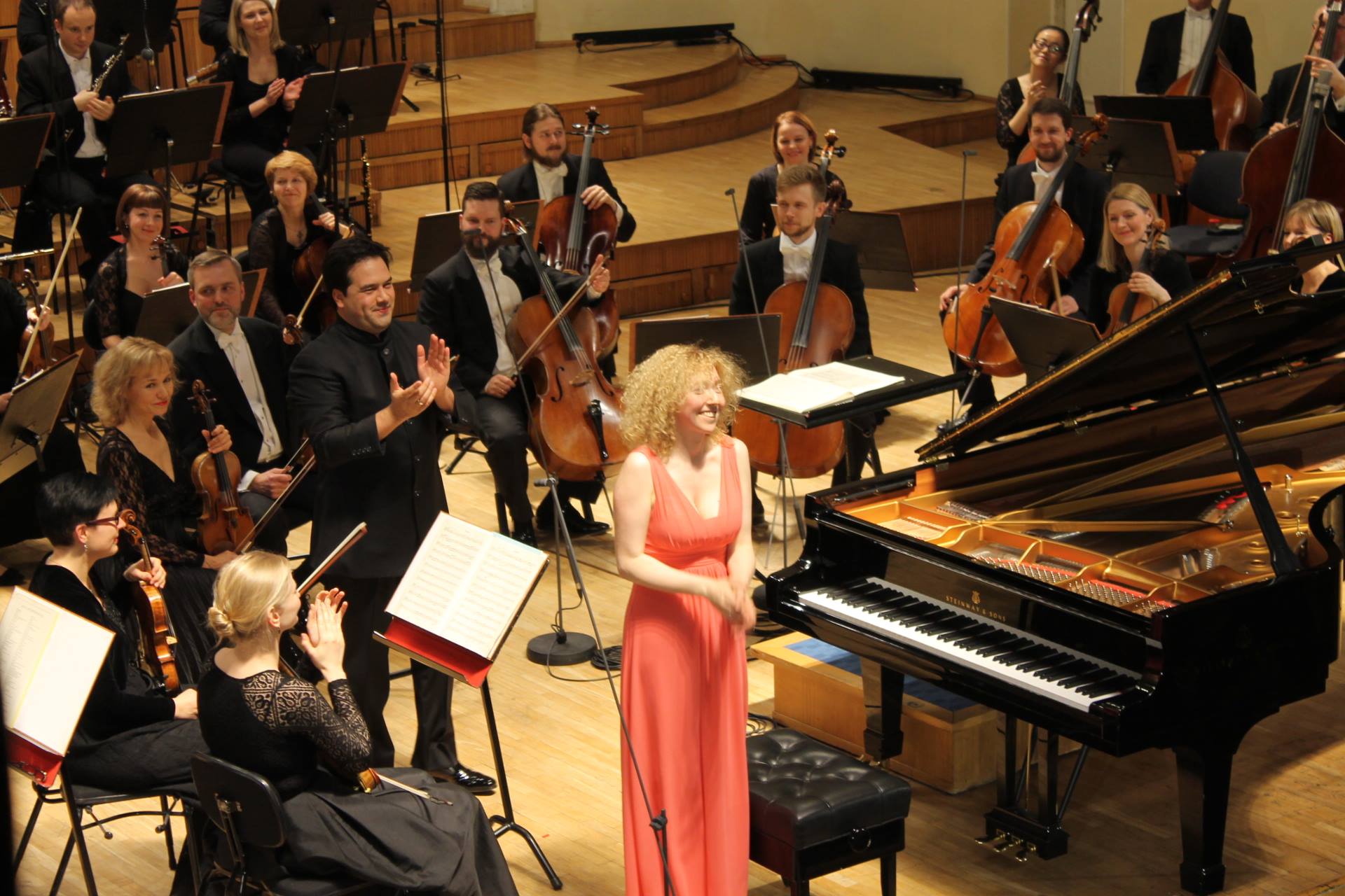 Pianist Irina Zahharenkova, dirigent Robert Trevino ja ERSO. FOTO ERSO