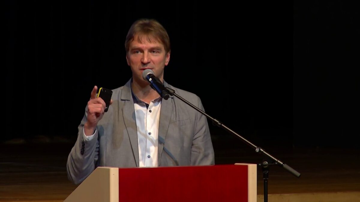 P&auml;rimusmetsade helin. Valdur Mikita