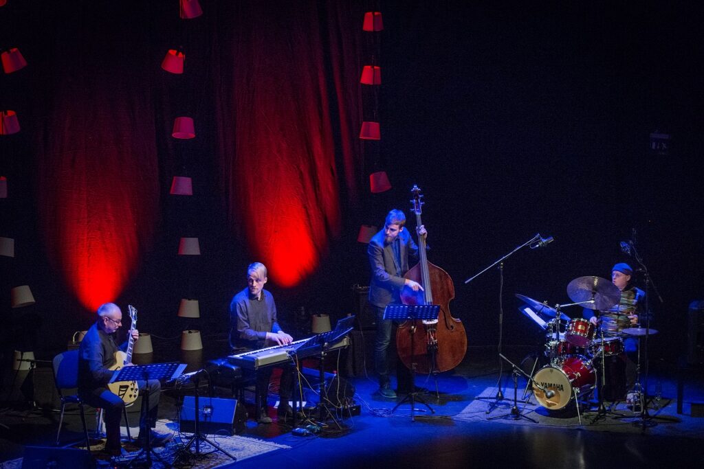 Karavan kulgeb edasi