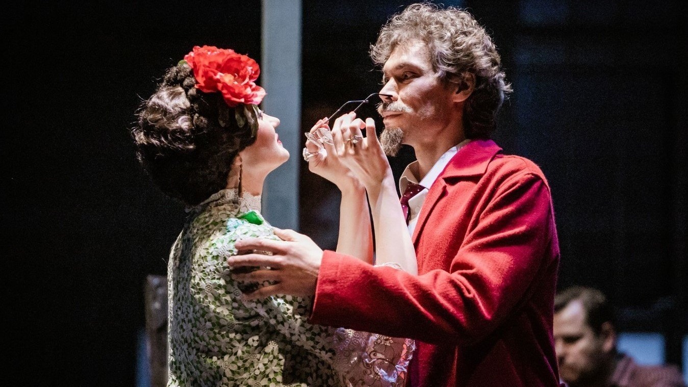 Stseen Kalevi Aho poliitisest lavaloost “Frida ja Diego”