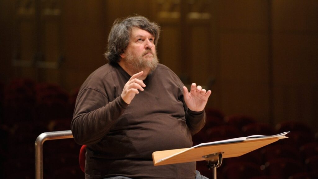 Suri helilooja ja dirigent Oliver Knussen