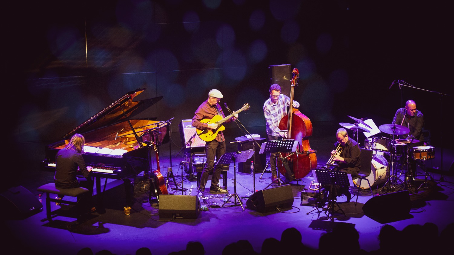 Jazzitipp Wolfgang Muthspiel alustas maailmatuuri Kumu lavalaudadel. FOTO MARKO KIVIMÄE