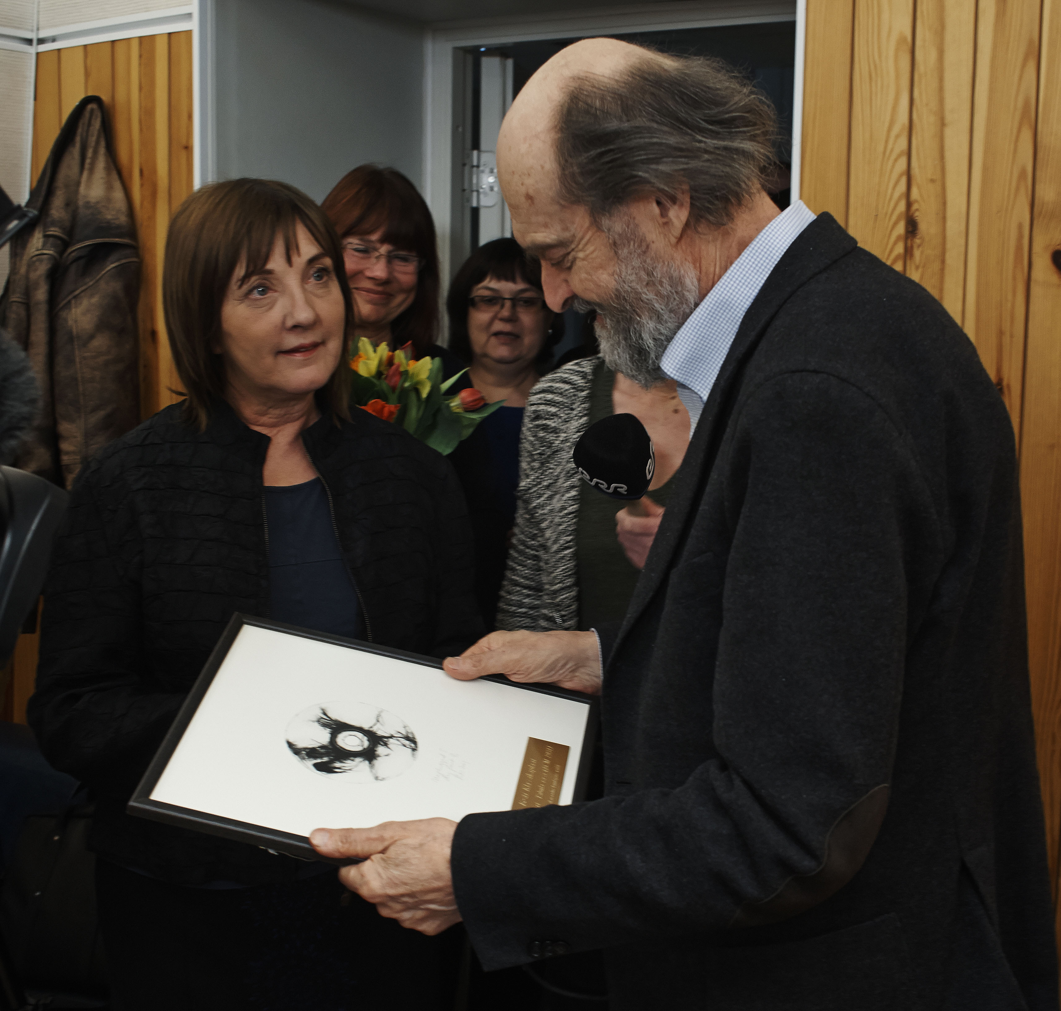 Arvo Pärt saamas preemiat “Kõigi aegade parim Eesti klassikaplaat”. Muusikaüldsus valis parimaks tema ECMi plaadi “Tabula rasa”. FOTO ERAKOGUST