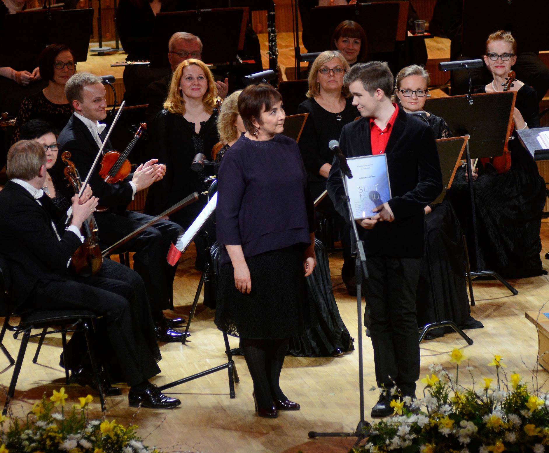 Klassikatäht Tanel-Eiko Novikovile üle andmas Klassikaraadio auhinda. FOTO ÜLO JOSING