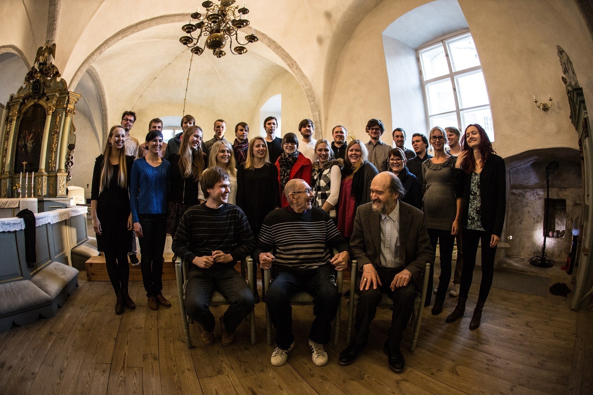 Pärt Uusberg ning tema koori Head Ööd, Vend külalised Veljo Tormis ja Arvo Pärt 2013. aastal. FOTO ERAKOGU
