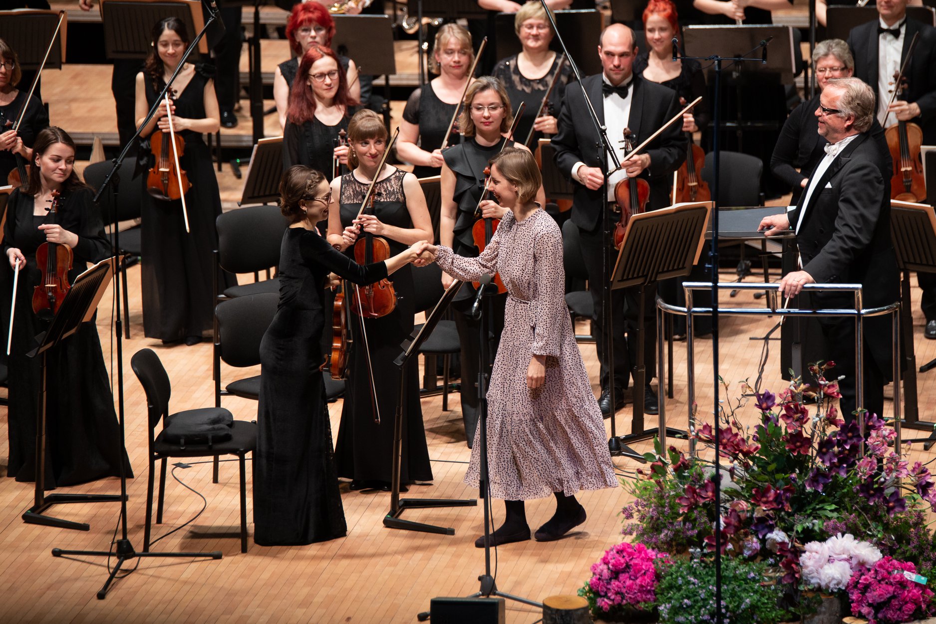 Vanemuise sümfooniaorkester, dirigent Paul Mägi, helilooja Liis Viira ja kontsertmeister Linda-Anette Verte