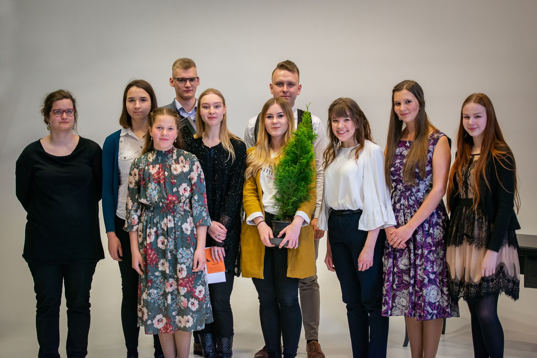 Noored heliloojad, keskel võidukas Anna-Margret Noorhani “auhinnapuuga”. FOTO RENE JAKOBSON