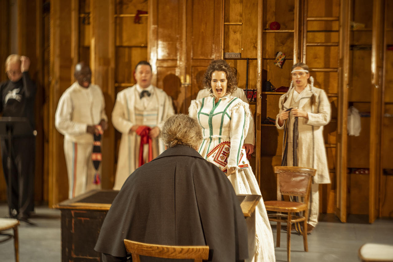 Stseen lavastusest, keskel Maria Listra – Koidula. FOTO HENRY GRIIN