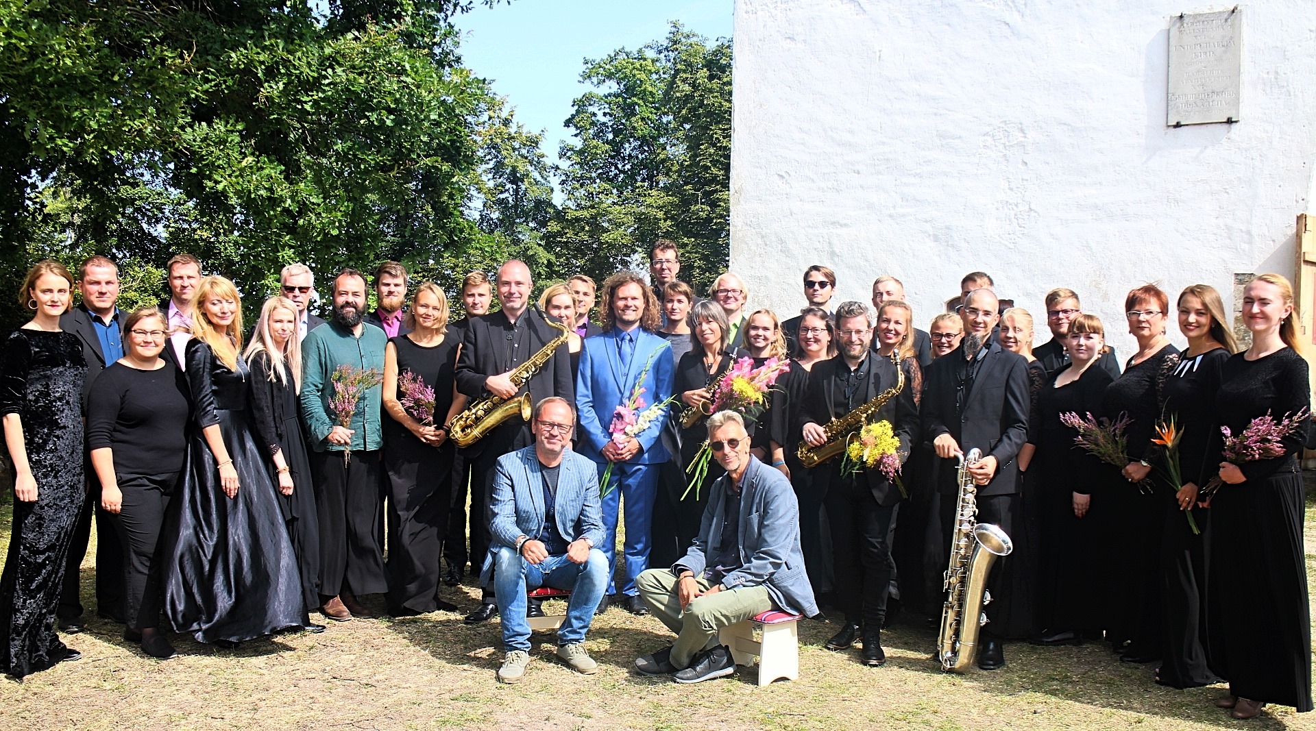 Collegium Musicale, Rascher Quartet, dirigent Endrik Üksvärav ning heliloojad Erkki-Sven Tüür ja Tõnu Kõrvits pärast kontserti Pühalepa kiriku ees.