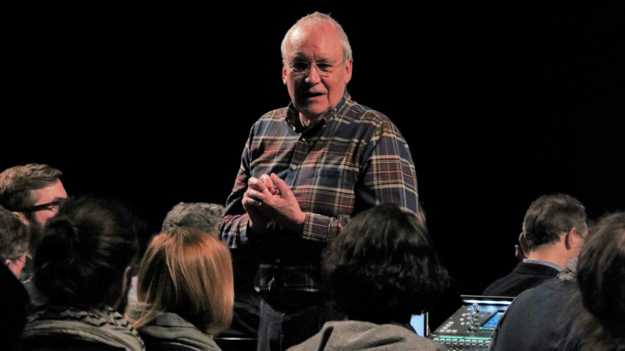 Denis Smalley käesoleva aasta aprillis Tallinnas oma muusikast kõnelemas. FOTO ANNA-MARGRET NOORHANI