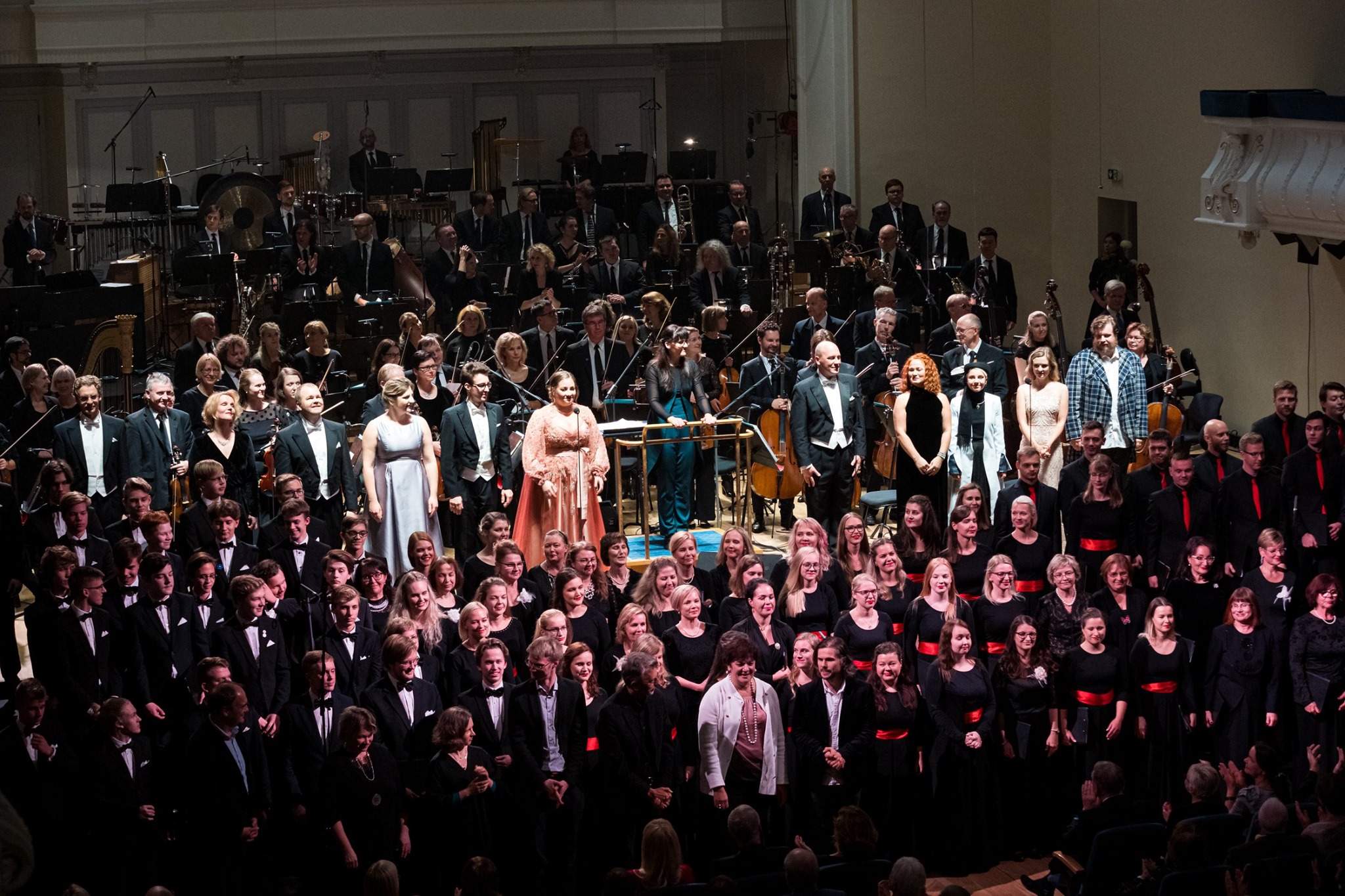 Dirigent Ingrid Roose, ERSO, koorid ja solistid suure projekti lõpusirgel. FOTO GUNNAR LAAK