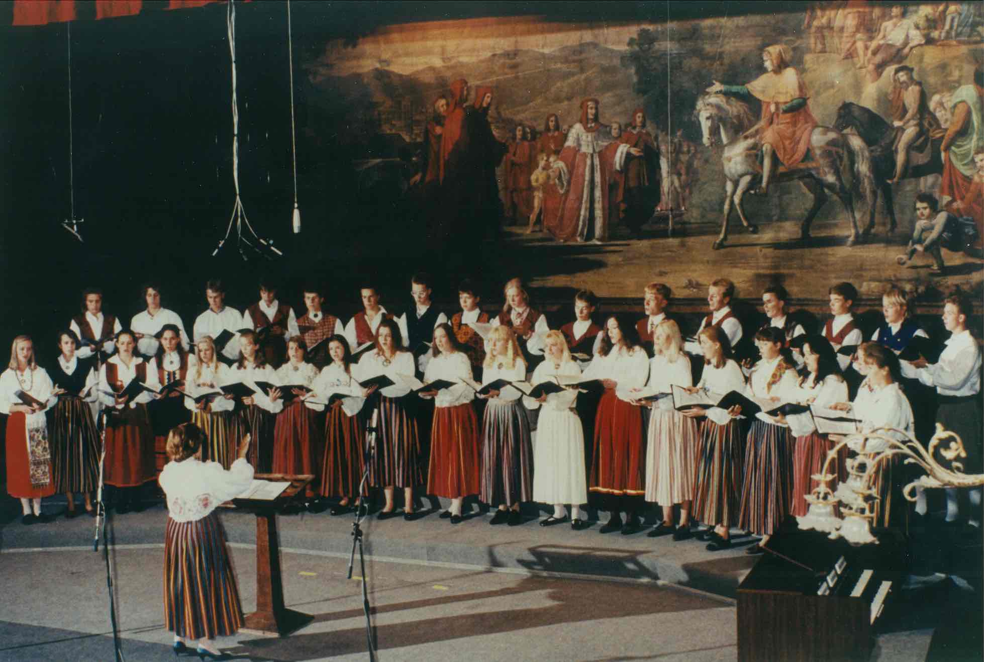 TMKK kammerkoor rahvusvahelise konkursi laval 1994 Itaalias, juhatab Evi Eespere. FOTOD ERAKOGUST