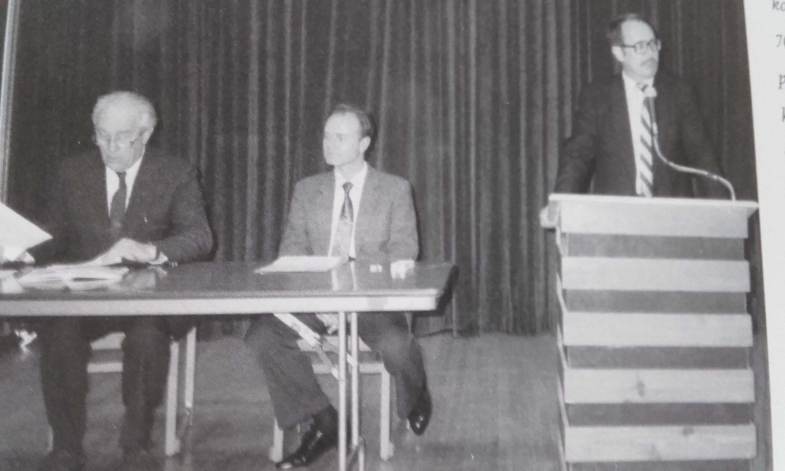 Sümpoosioni avasõnad ütles Toronto ülikooli Eesti õppetooli professor Tönu Parming. Laua taga valmistuvad ettekandeks Tõnu Kalam ja Roman Toi.