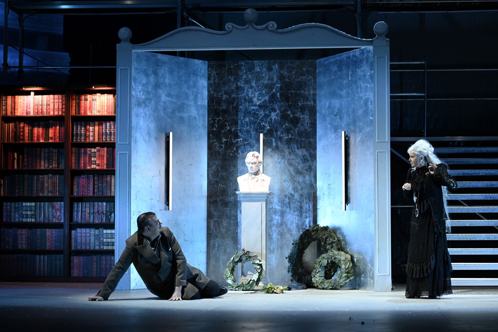 Stseen ooperi II vaatusest. Vana Minona rollis Theodora Varga.  FOTO JOCHEN KLENK / THEATER REGENSBURG