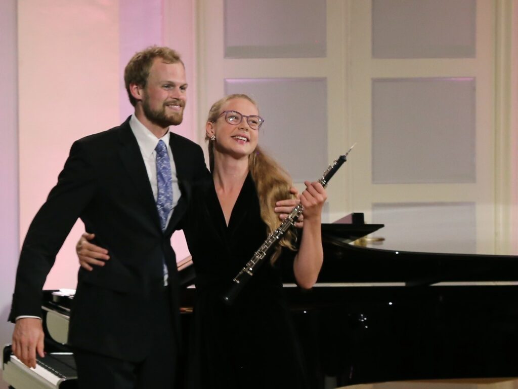 Kaks unen&auml;olist tagurpidi kontserti