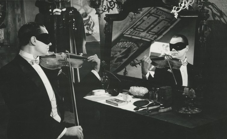 Otsekui uhke roos rikkalikus lilleaias. Georg Ots 100