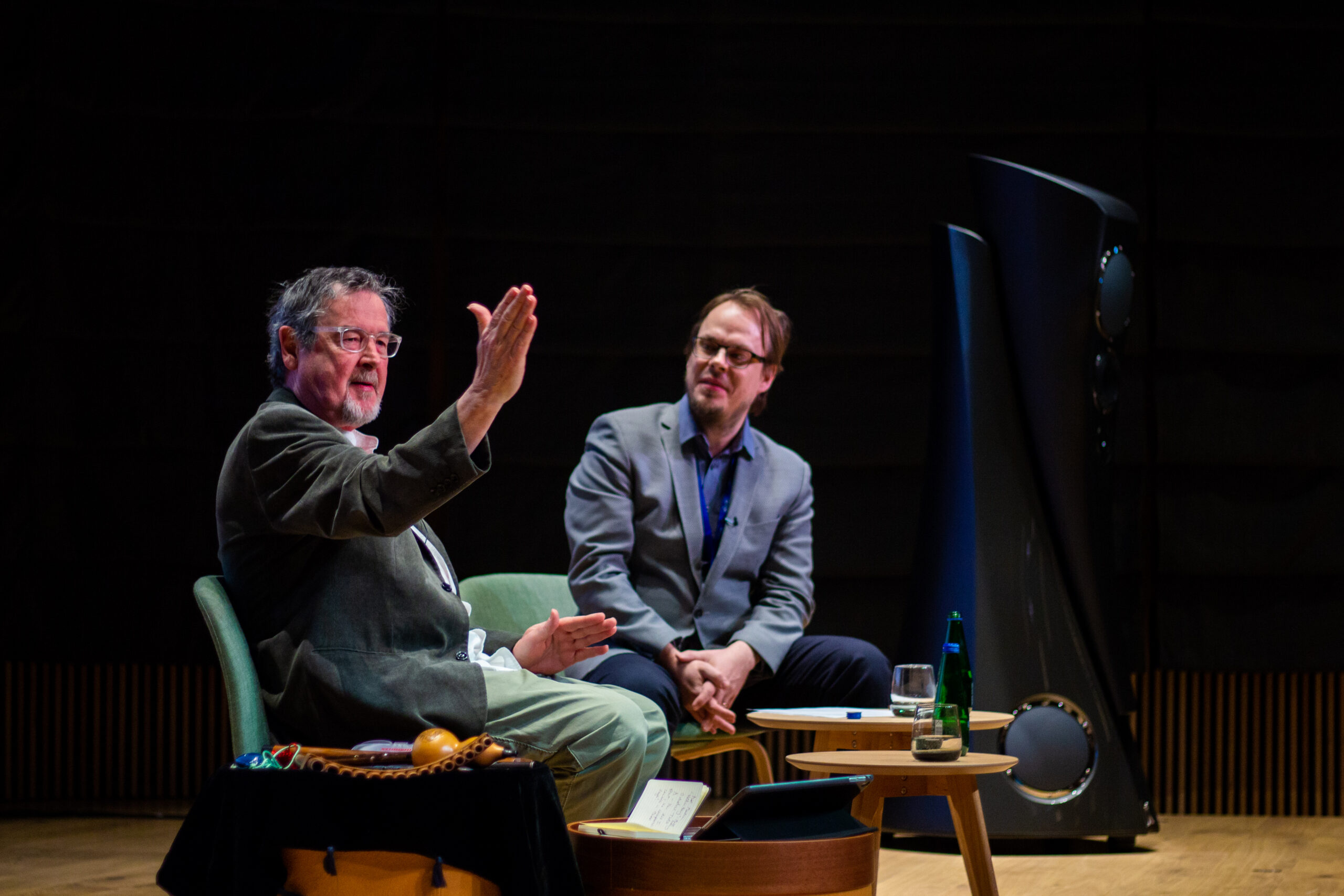 Heliloojad vahetavad kogemusi: Richard Harvey ja Ardo Ran Varres. FOTO VIVIAN AVENT