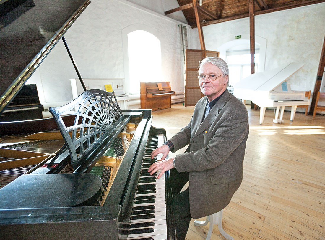 Alo Luunja mõisas oma klaverikoguga. FOTO SCANPIX