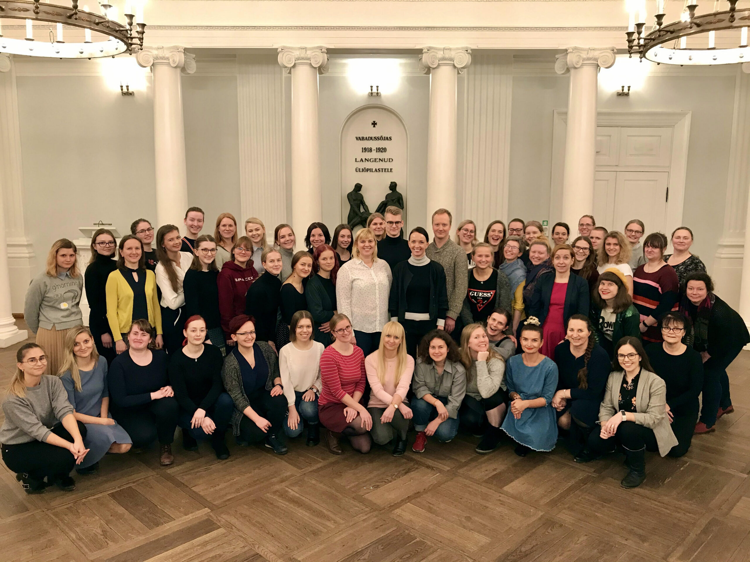 Üks viimaseid TÜ naiskoori proove, mis toimus täpselt koori 75. sünnipäeva päeval (3. märtsil). Proovi olid kutsutud Riho Esko Maimets, Mariliis Valkonen ja Patrik Sebastian Unt, kellelt naiskoor oma juubeliks uudisteosed tellis. Nende esiettekanne pidi toimuma 18. aprillil. Pildil naiskoor ja Triin Koch koos heliloojatega proovi lõpus ja enne kringlisöömist.  FOTO ANNIKA OPER