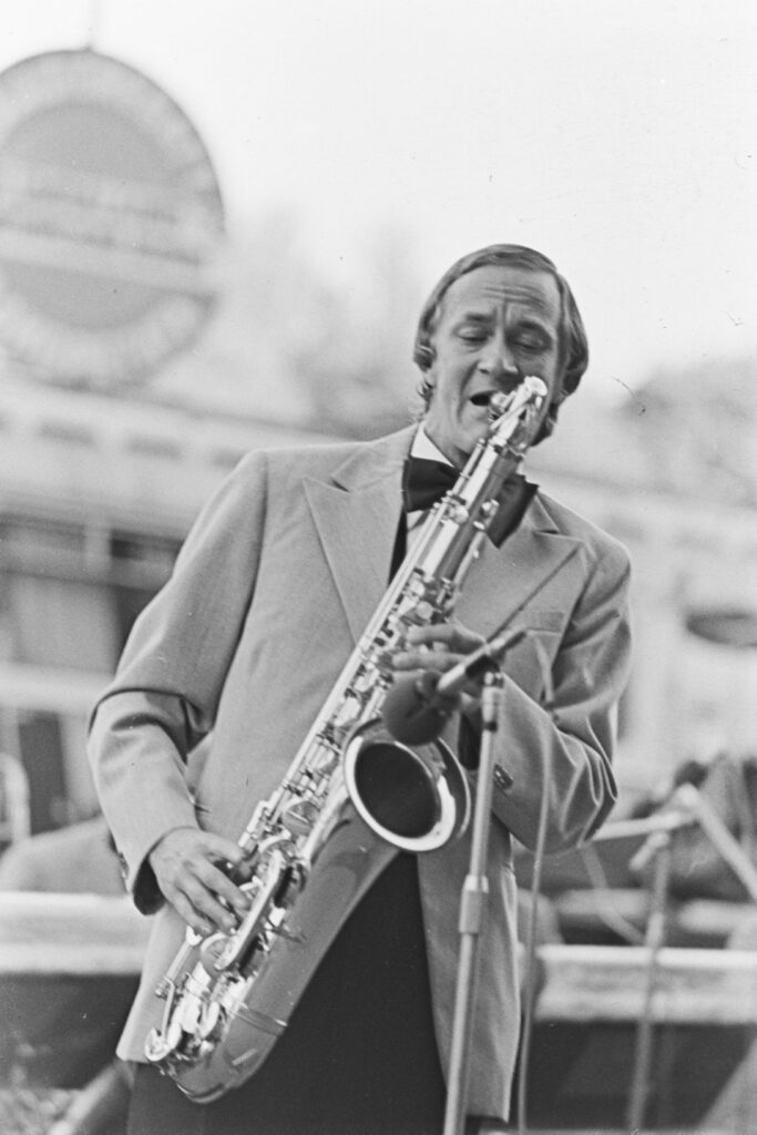 Mees, kes suutis nooti lugedes &auml;ra m&auml;ngida ka sinna sattunud k&auml;rbsemusta. Arvo Pilliroog 75