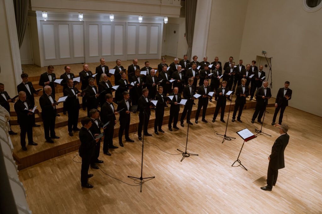 L&auml;bil&otilde;ige maailma muusikaloost, ainult et heliloojaid on &uuml;ks