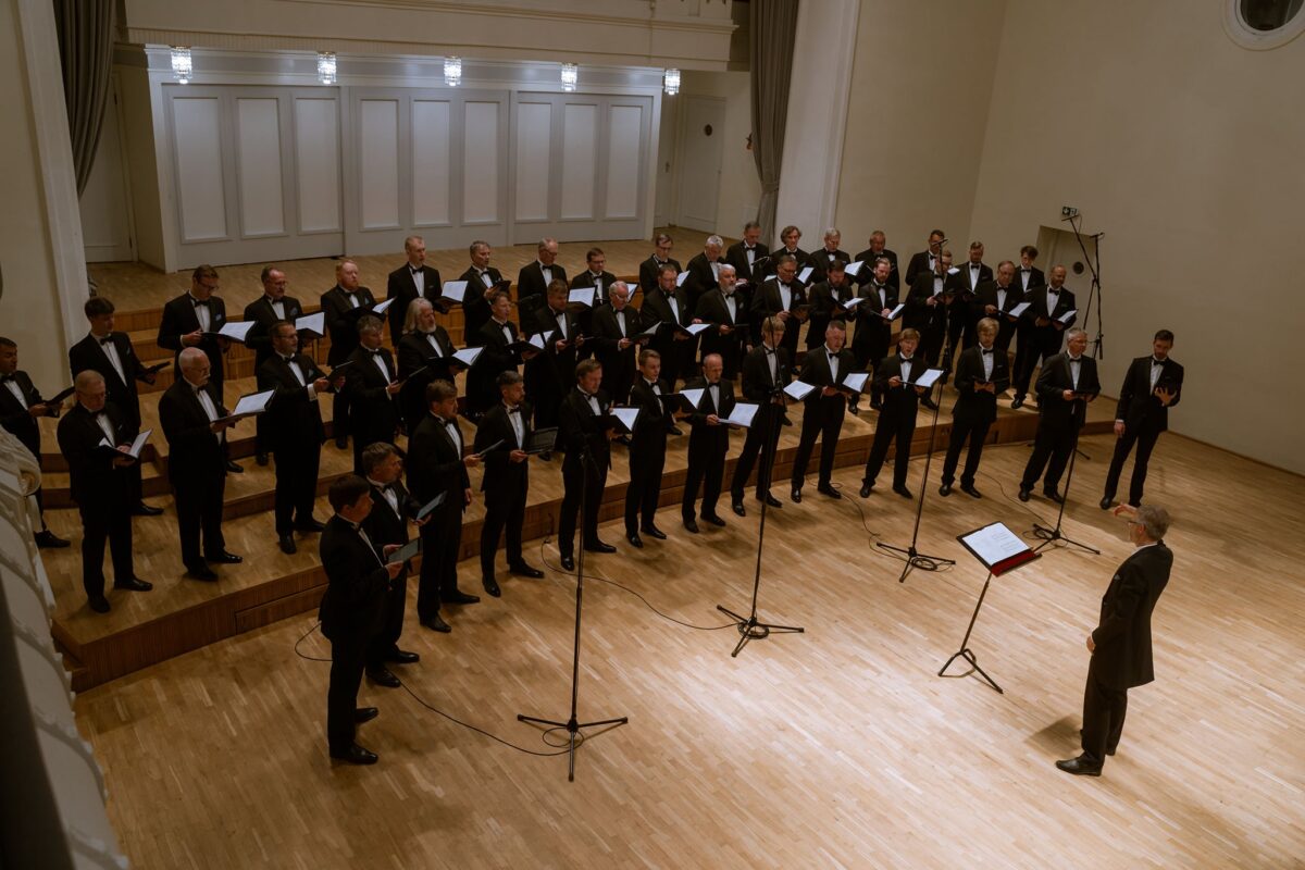 L&auml;bil&otilde;ige maailma muusikaloost, ainult et heliloojaid on &uuml;ks