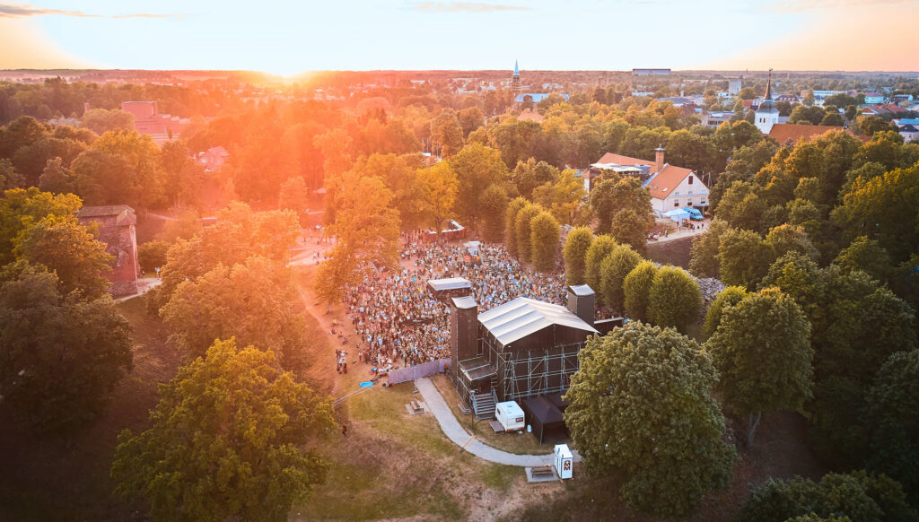 Viljandi folk  &ndash; ajapeatus suvises Viljandis