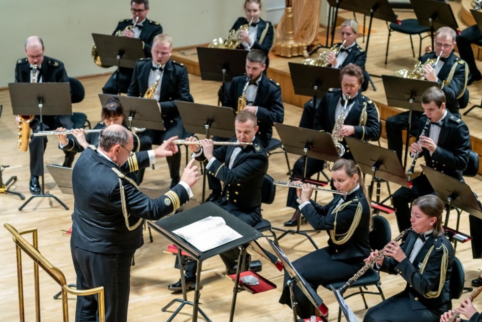 V&otilde;idukas meeleolu Eesti S&otilde;jav&auml;eorkestri s&uuml;giskontserdil