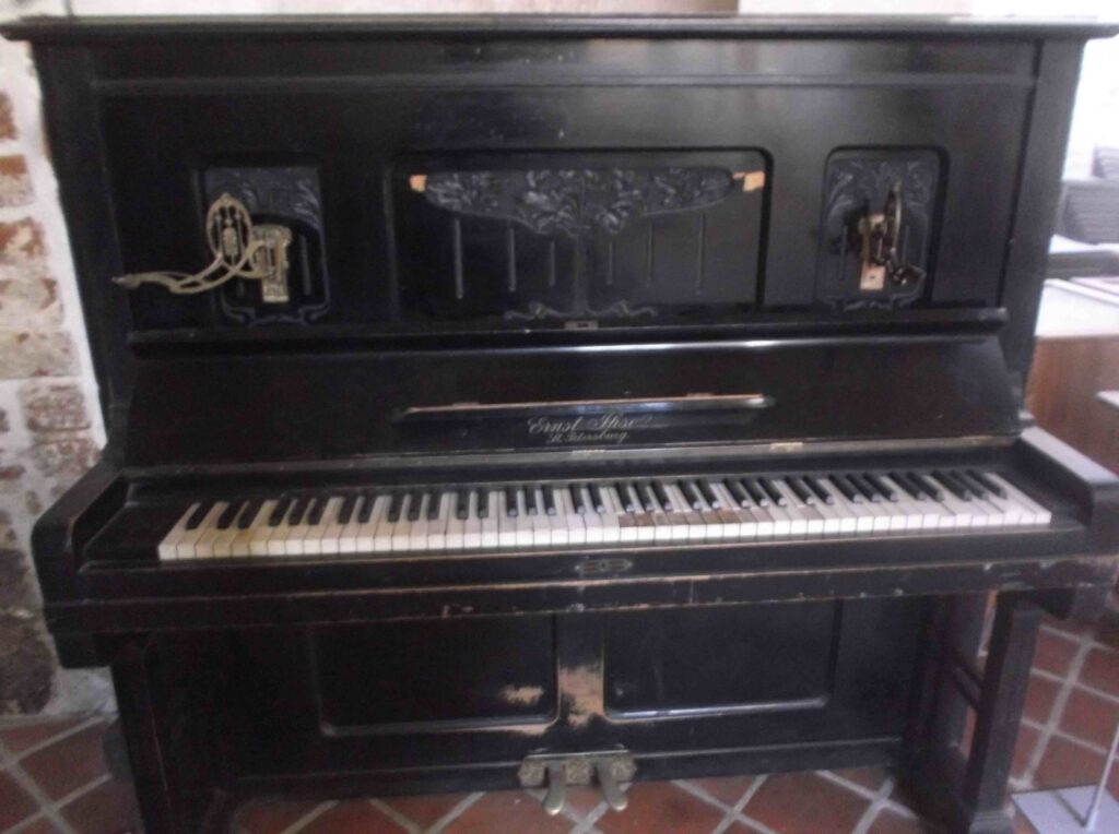 Pianiino &ldquo;Ernst Ihse. St. Petersburg&rdquo;