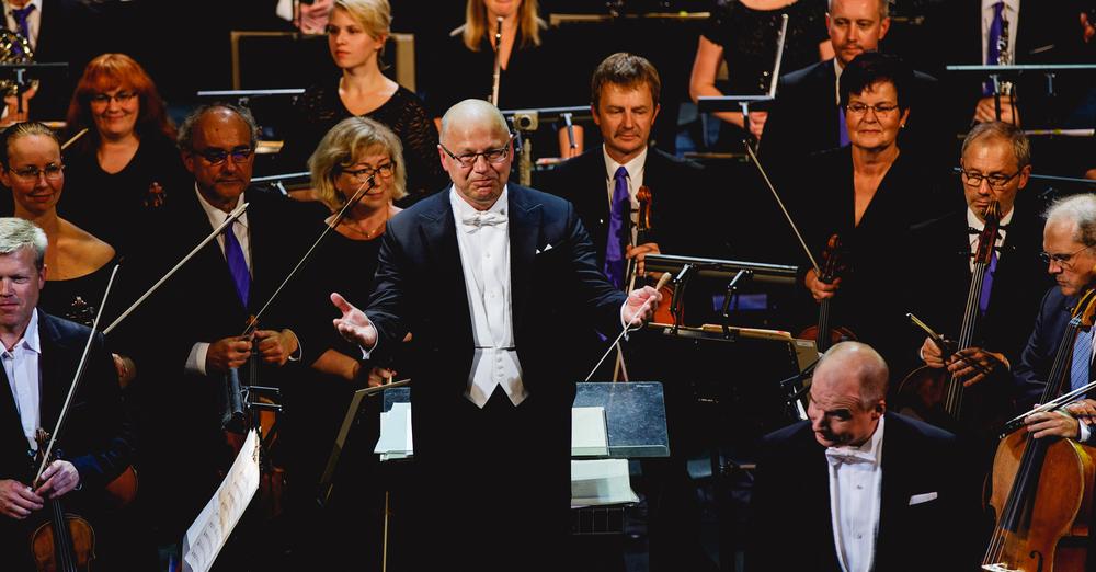 Orkestriaugust lavale. RO Estonia orkester Estonia kontserdisaalis