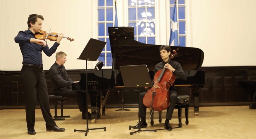 Triode trio &Scaron;ostakovit&scaron;i ja Schnittke loomingust