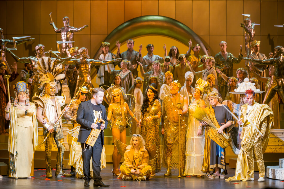 Glamuuri kogu raha eest ehk eleegia opereti teemal