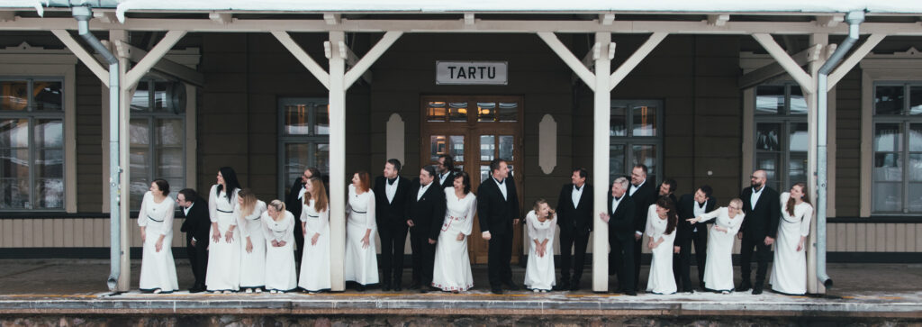 &Uuml;ks Hel&uuml; mul helises rinna sees &hellip;